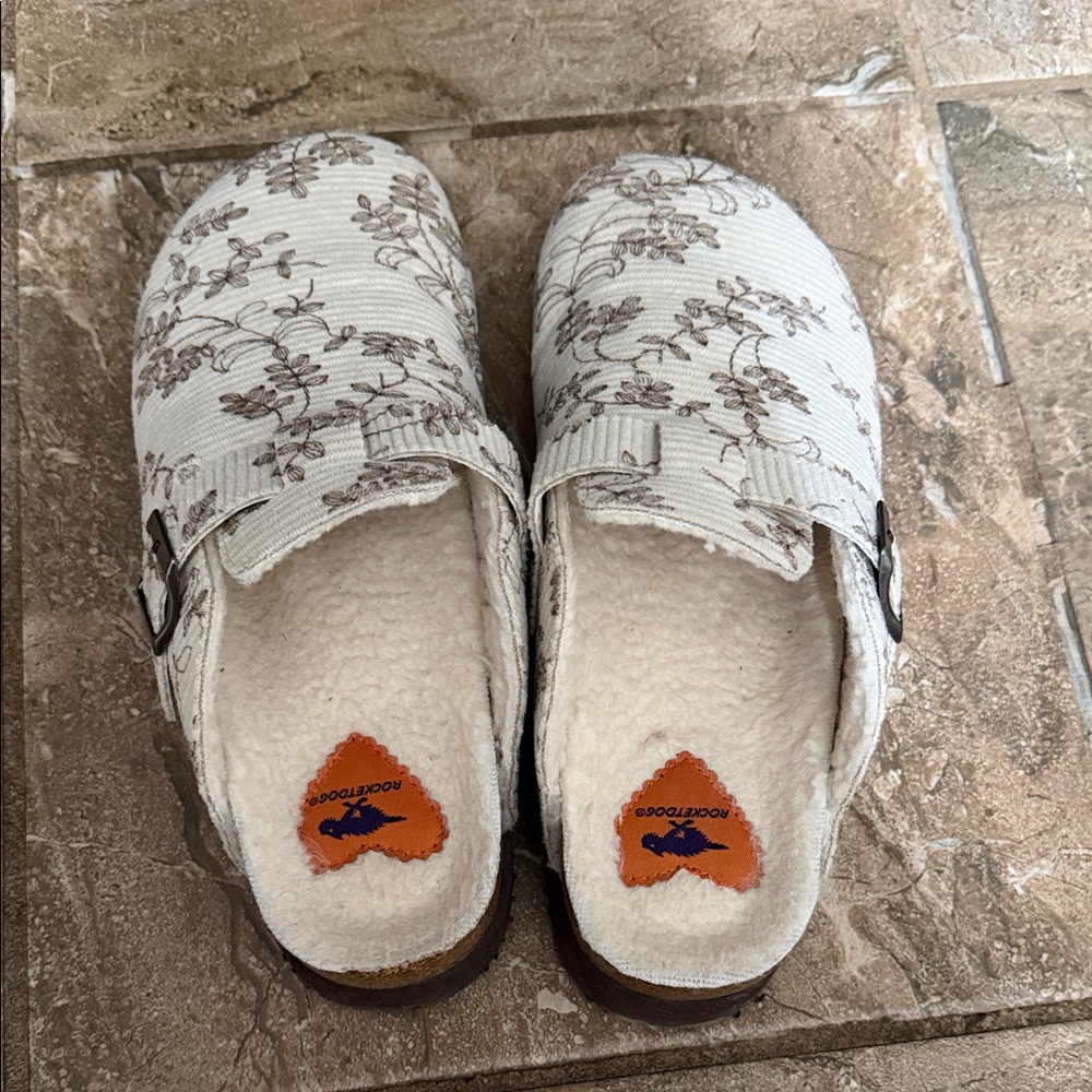 Rocket Dog Cream Slip-On Shoes with Orange Heart